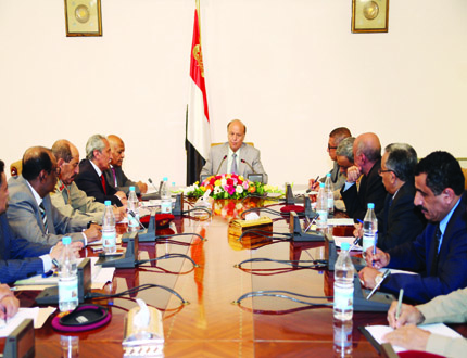 رئيس الجمهورية لدى ترؤسه الاجتماع الاستثنائي أمس